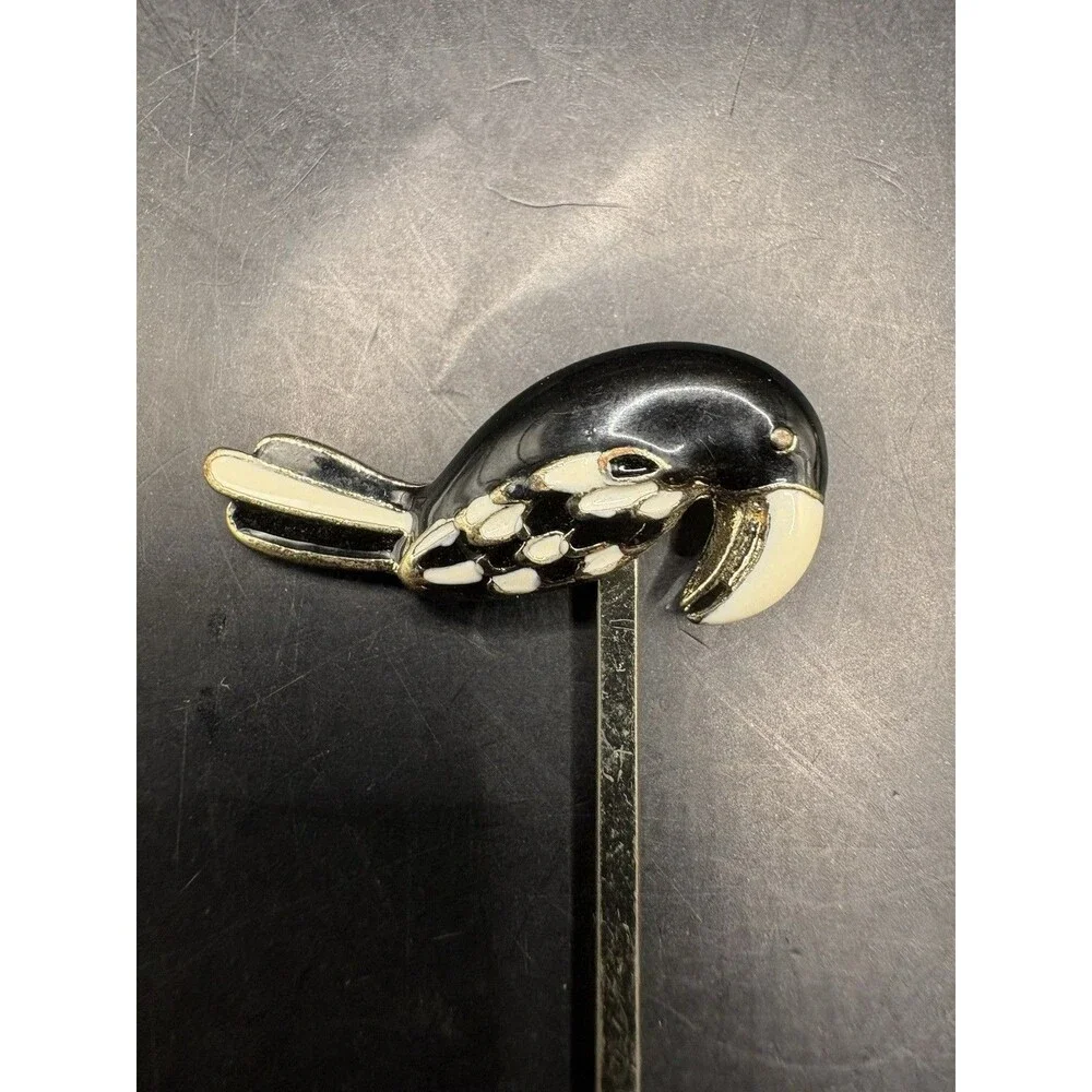 Hair pin Toucan in black and white enamel.